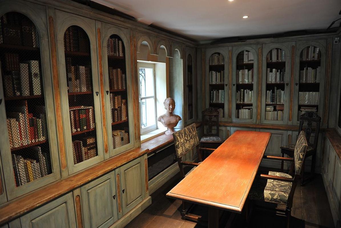 MUSEE - BIBLIOTHEQUE FRANCOIS PETRARQUE |  CHATEAUX EN FRANCE