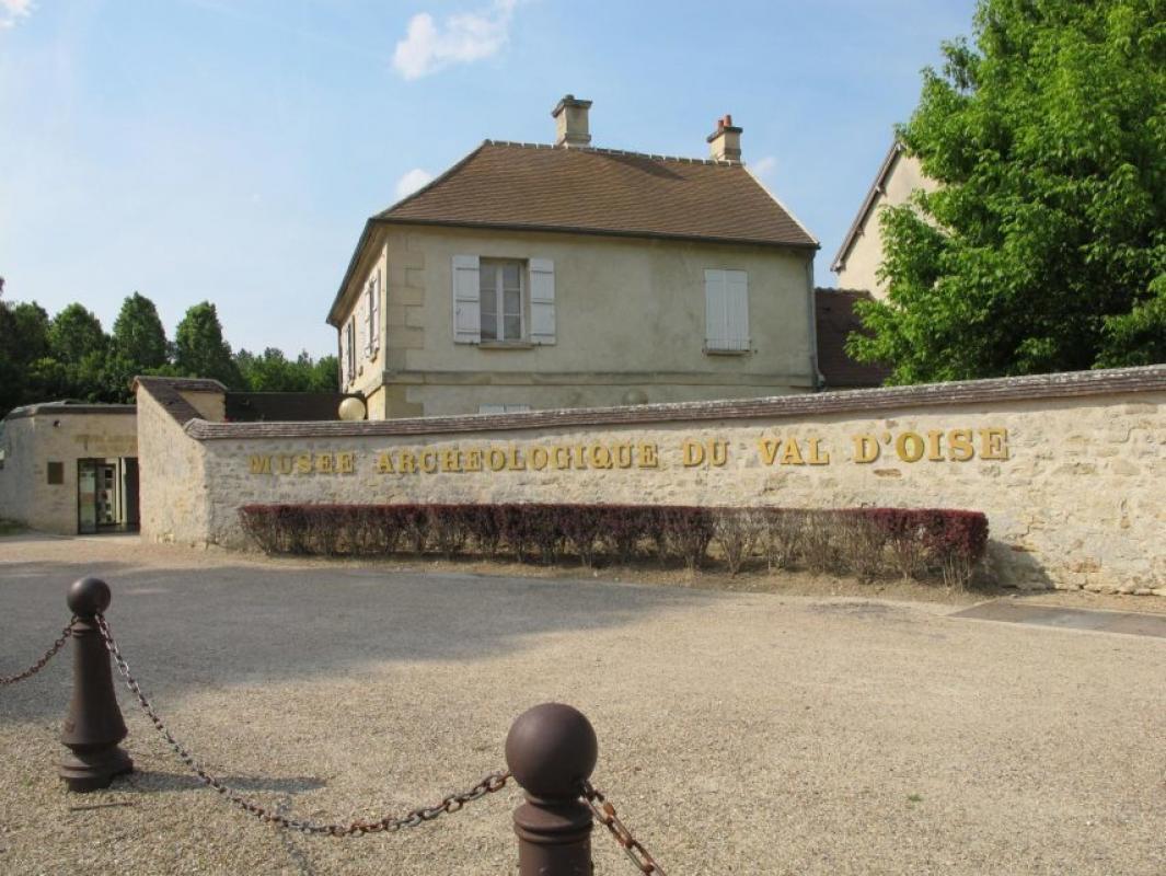 MUSEE ARCHEOLOGIQUE DU VAL D OISE |  SCHLOSSER IN FRANKREICK